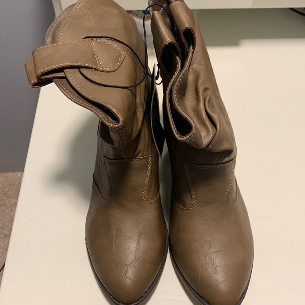 Woman’s Charles Albert brand new mid-height boot